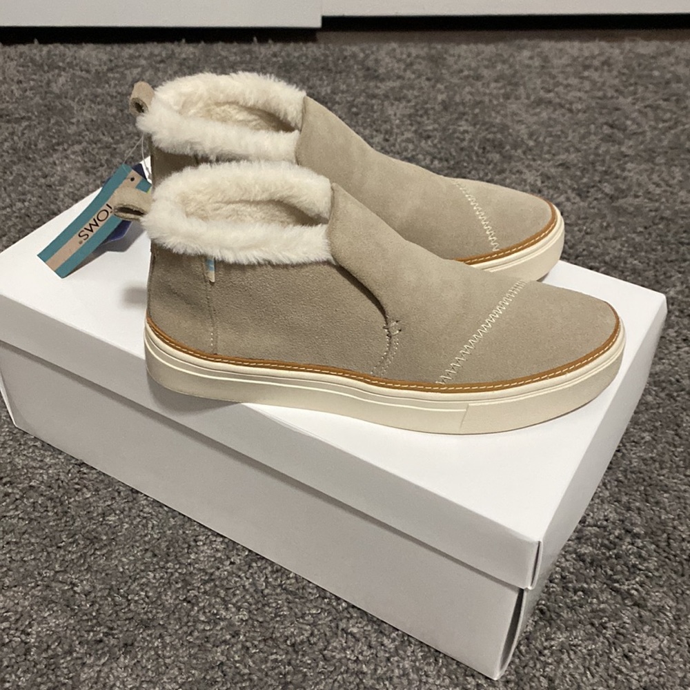 Toms size 6 bootie. Leather lined with fur. Color cobblestone